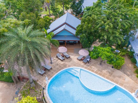 Swimming pool [outdoor]
