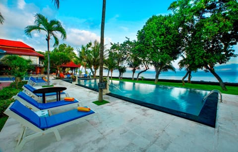 Swimming pool [outdoor]