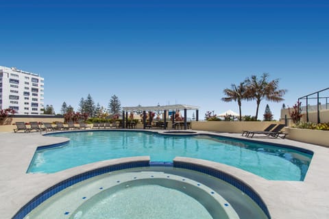 Swimming pool [outdoor]