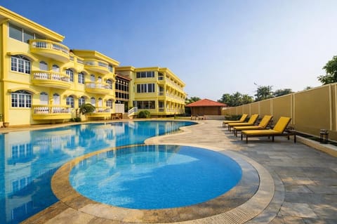 Swimming pool [outdoor]