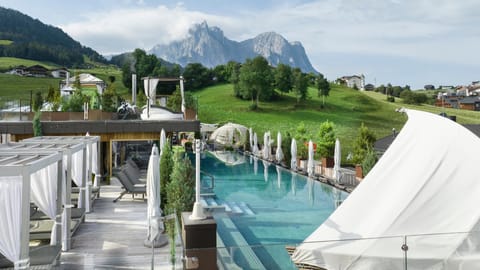 Swimming pool [outdoor]