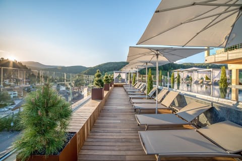 Swimming pool [outdoor]