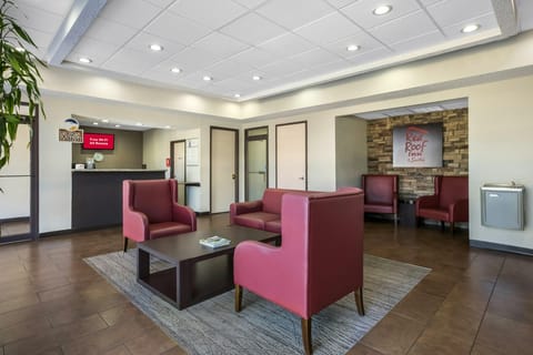 Red Roof Inn & Suites Statesboro - University Hotel in Statesboro