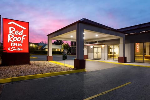 Red Roof Inn & Suites Statesboro - University Hotel in Statesboro