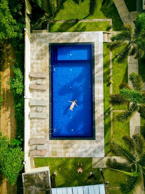 Swimming pool [outdoor]