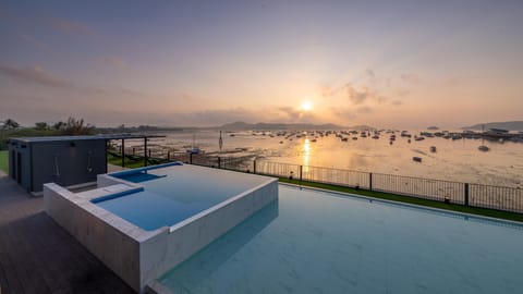 Swimming pool [outdoor]