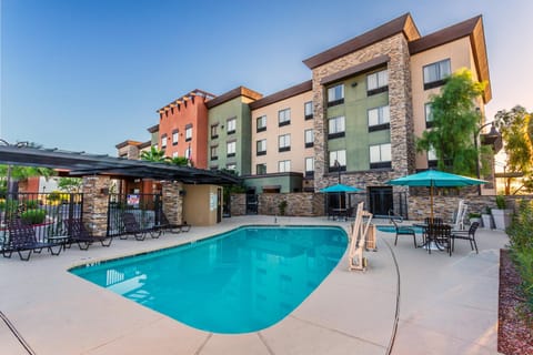 Swimming pool [outdoor]