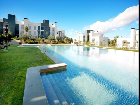 Swimming pool [outdoor]