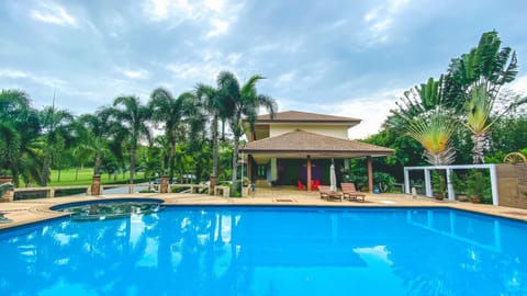 Swimming pool [outdoor]