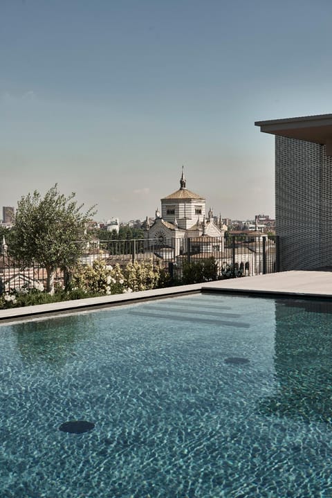 Swimming pool [outdoor]