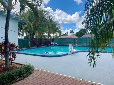 Swimming pool [outdoor]