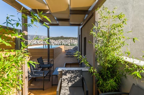 Swimming pool [outdoor]