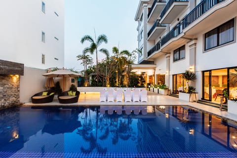 Poolside bar