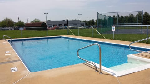 Swimming pool [outdoor]