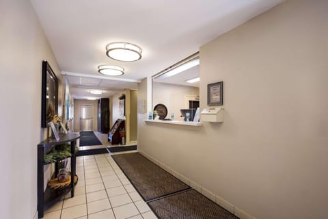 Sonesta Simply Suites St Louis Earth City Hotel in Earth City