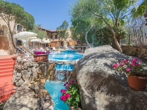 Swimming pool [outdoor]