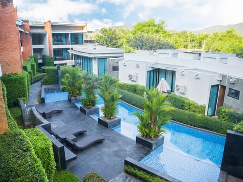 Swimming pool [outdoor]