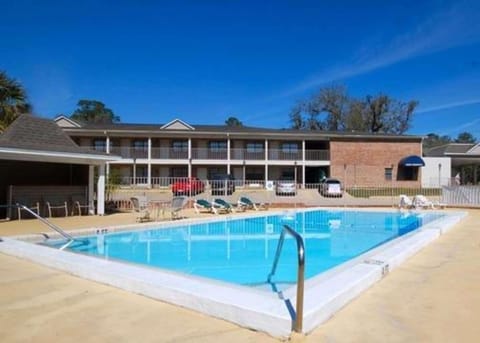 Swimming pool [outdoor]