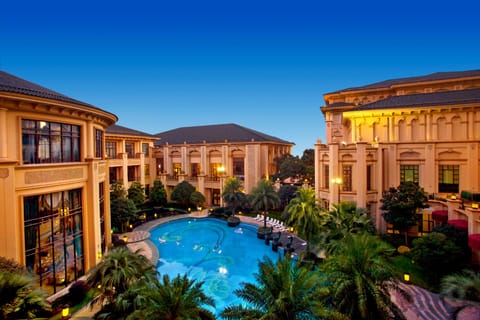 Swimming pool [outdoor]