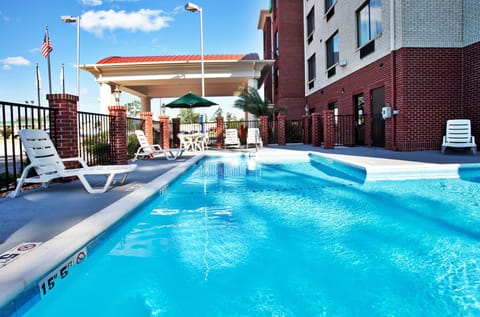 Swimming pool [outdoor]