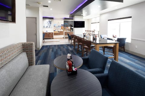 Holiday Inn Express & Suites Chicago West - St Charles By IHG Hotel in Saint Charles