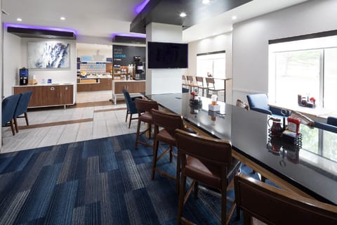 Holiday Inn Express & Suites Chicago West - St Charles By IHG Hotel in Saint Charles