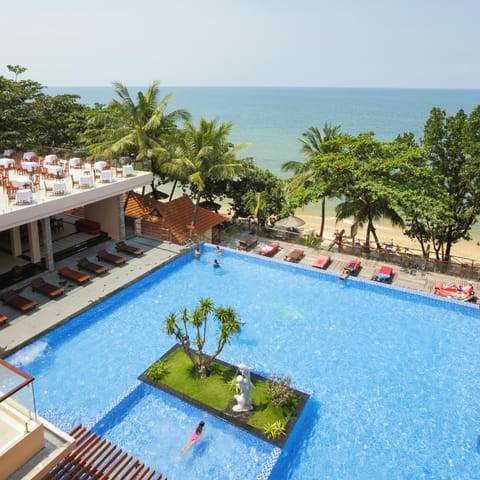 Swimming pool [outdoor]