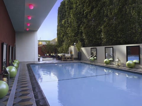 Swimming pool [outdoor]