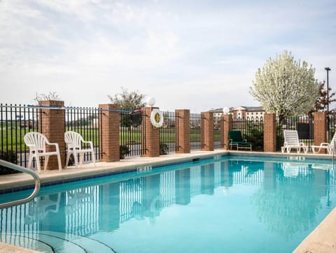 Swimming pool [outdoor]