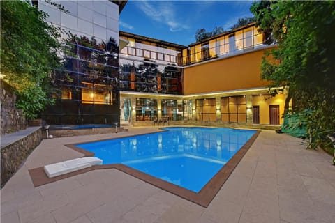 Swimming pool [outdoor]