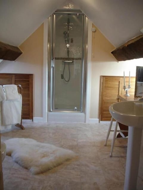 Inn For All Seasons Inn in West Oxfordshire District