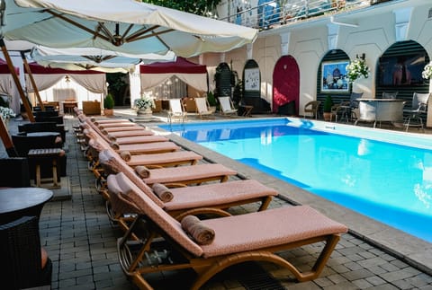 Swimming pool