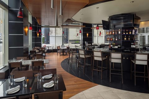 DoubleTree Suites by Hilton Hotel Detroit Downtown - Fort Shelby Hotel in Windsor