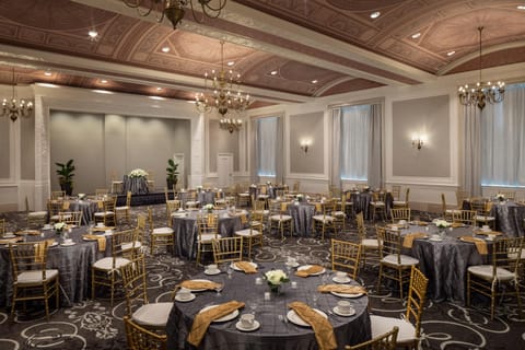 DoubleTree Suites by Hilton Hotel Detroit Downtown - Fort Shelby Hotel in Windsor