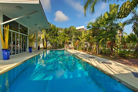 Swimming pool [outdoor]