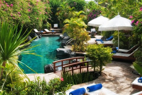 Swimming pool [outdoor]