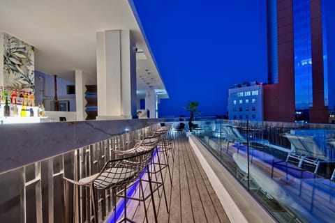 Swimming pool [outdoor]