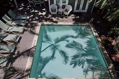 Swimming pool [outdoor]