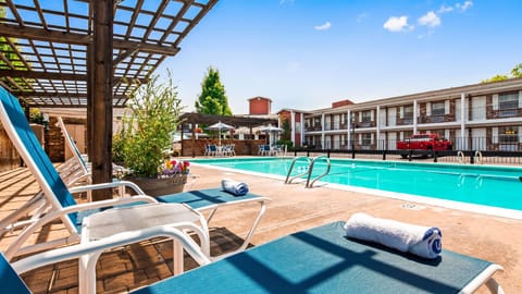 Swimming pool [outdoor]