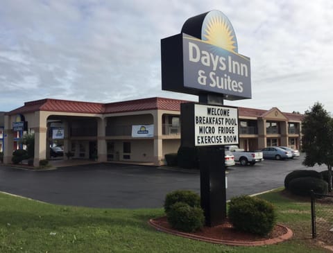 Days Inn & Suites by Wyndham Warner Robins Near Robins AFB Hotel in Warner Robins