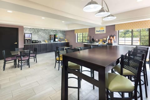 Days Inn & Suites by Wyndham Union City Hotel in Fairburn