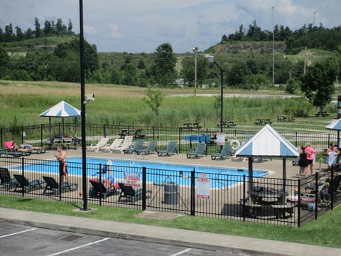 Swimming pool [outdoor]