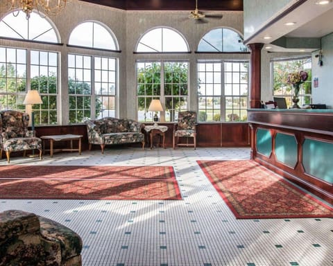 Clarion Hotel Mackinaw City Beachfront Hotel in Mackinaw City