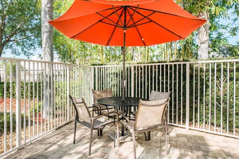 Swimming pool [outdoor]