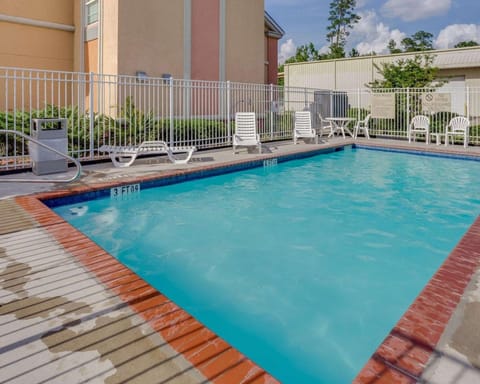 Swimming pool [outdoor]