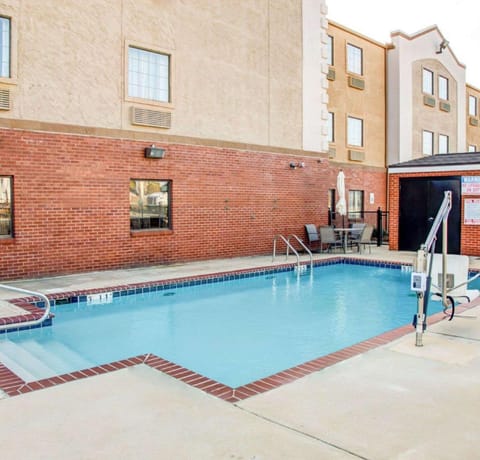 Swimming pool [outdoor]