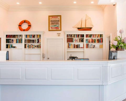 Comfort Inn Lakeside Hotel in Mackinaw City