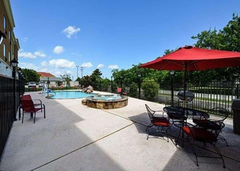 Swimming pool [outdoor]