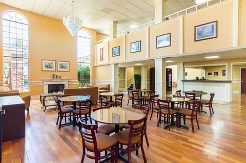 Quality Suites Lubbock Southwest Hotel in Lubbock