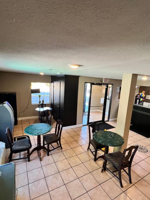 Country Hearth Inn & Suites Augusta Hostel in Augusta